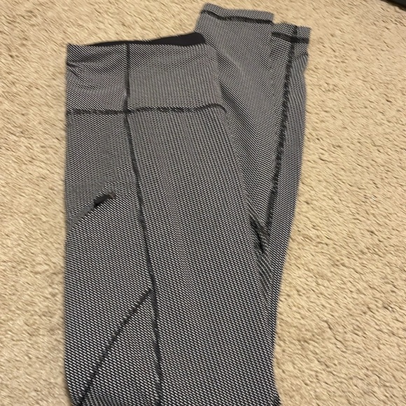 Lululemon cadence crusher tights tiny geo black white Sz 8 - Picture 5 of 8